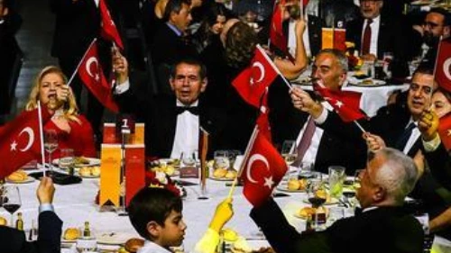 Cumhuriyetimizin ışığında, Galatasaray ruhuyla!