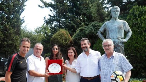 Galatasaray Futbol Akademisi'nden Metin Sarıbaş'a Teşekkür Plaketi